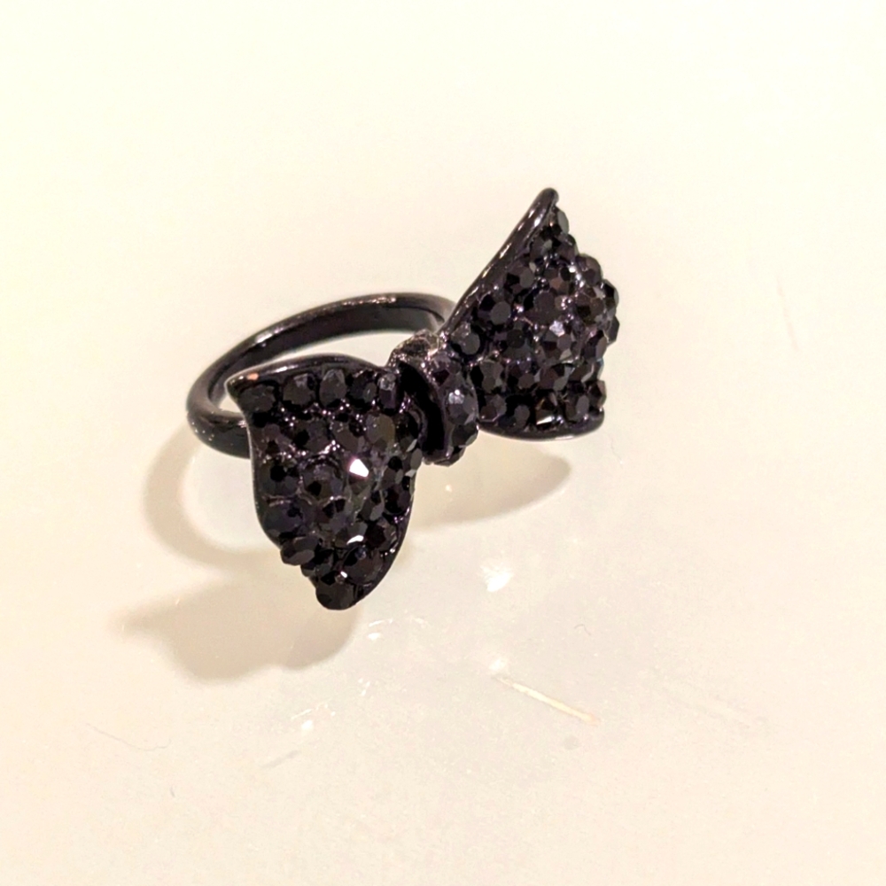 Black ring with bow